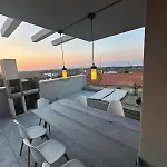 The Queen - With Pool Apartment