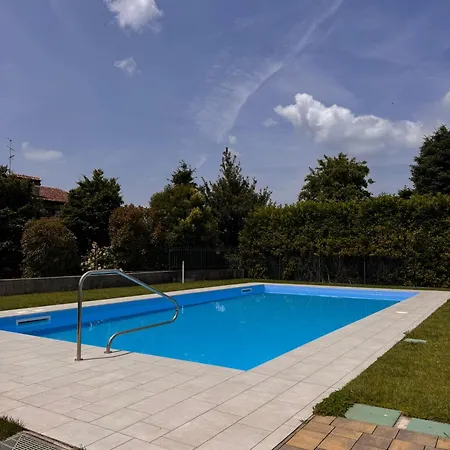 The Queen - With Pool