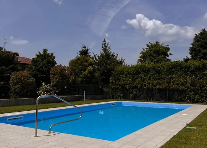 The Queen - Big Terrace And Pool