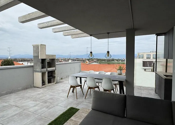 The Queen - Big Terrace And Pool